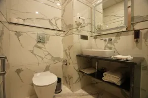 The Riverstone Inn - Near India Expo Centre & Mart, Greater Noida - Salle de bain