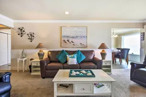 Beachfront Condo w/ Patio & Views - Walk to Shore! - Innenbereich
