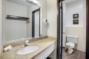 Days Inn by Wyndham Montreal Airport Conference Centre - Bathroom