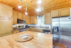 Remodeled Crestline Retreat: Walk to Lake Gregory! - Innvendig