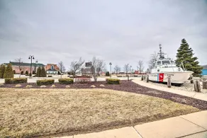 Steps to Waterfront & Dtwn: Sturgeon Bay Escape! - Interior