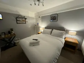 The George Hotel - Rum
