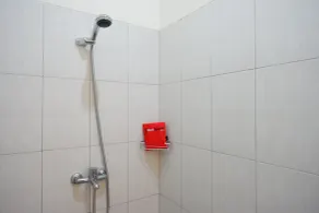 RedDoorz near Alun Alun Kudus 2 - Bathroom