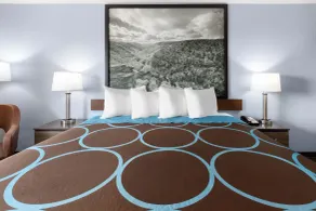 Super 8 by Wyndham Fairmont - Chambre
