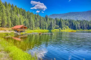 700-acre Property w/ 33-acre Lake & Dual Cabins! - Innvendig