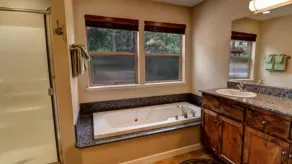 Alpine Aerie ligger i Yosemite West! <br><br>De tre våningar Huset har tre sovrum, tre badrum, amerikansk ... - Badrum