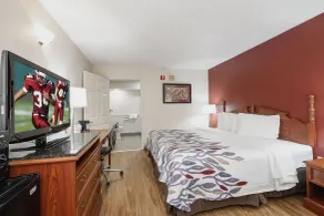 Red Roof Inn & Suites Calhoun - Room