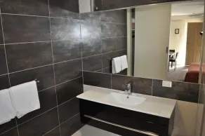 Brougham Arms Hotel - Bathroom