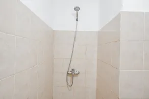 Comfort And Simply 2Br At Green Bay Pluit Apartment - Bathroom