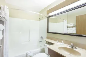 Super 8 by Wyndham Richlands/Claypool Hill Area - Badezimmer
