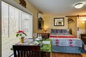 Unwind w/ a Shared Hot Tub: Cozy Whittier Getaway - Innvendig