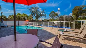 Best Western Plus Chain of Lakes Inn & Suites - Piscine