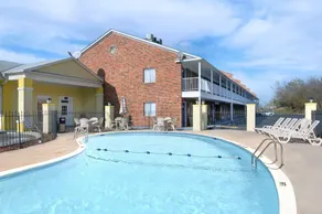 Days Inn by Wyndham KU Lawrence - Piscine