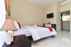 RedDoorz Plus near Jalan Imam Bonjol Denpasar - Zimmer