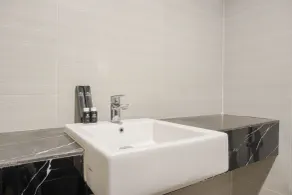 Cozy Stay And Spacious Studio At West Vista Apartment - Bathroom