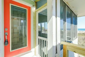 Oceanfront Gem w/ Rooftop Deck: Steps to Sand - Intérieur