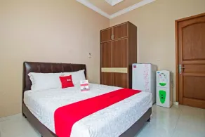 RedDoorz Syariah near Mercu Buana University - Værelse
