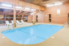 Super 8 by Wyndham Mitchell - Piscine