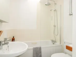 2 Court Cottages - Bathroom