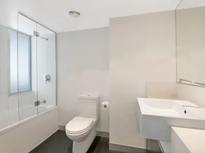 The Miro Apartments - Bathroom