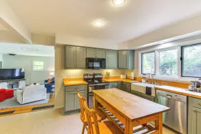 Charming Union Pier Home w/ Deck: Half-mi to Beach - Intérieur