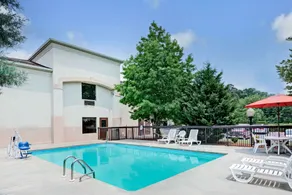 Days Inn by Wyndham Burlington East - Piscine