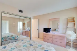 Pool & Ocean Access: Palm Beach Gardens Condo - Intérieur
