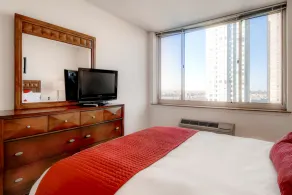Bluebird Suites near Newport Center - Rum
