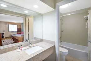 Super 8 by Wyndham Burlington NC - Salle de bain