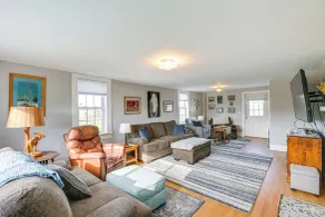 Cherryfield Home w/ Decks On Historic Horse Farm - Intérieur
