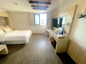 Equus Motel - Camera