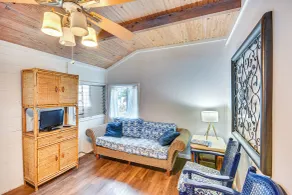Cozy Cottage w/ Deck: Walk to Lake of the Ozarks! - Innenbereich