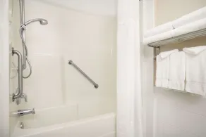 Days Inn & Suites by Wyndham Langley - Salle de bain