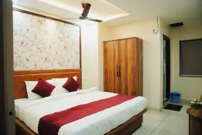 Sri Saaradhi Grand - Chambre