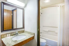 Super 8 by Wyndham Hot Springs - Salle de bain