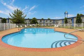 Days Inn & Suites by Wyndham Lexington - Piscina