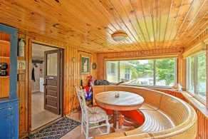 Horicon Riverfront Retreat w/ Deck, Dock + Patio - Innvendig