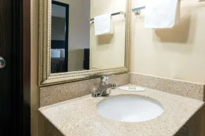 Super 8 by Wyndham Springfield East - Salle de bain