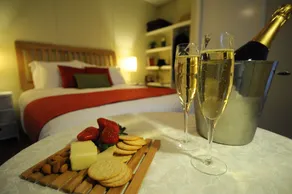 Gisborne Peak Guest House - Charming Retreat | Vineyard Stay Macedon Ranges - Room