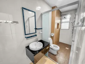 4 Bedroom Landed House - Baño