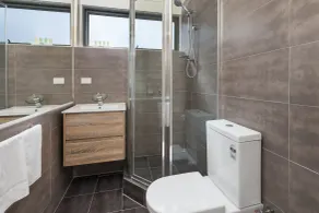 City Edge East Melbourne Apartment Hotel - Bathroom