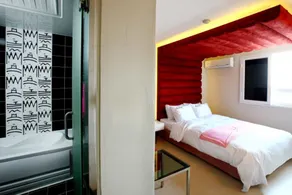 Q Hotel - Bathroom