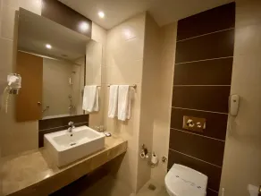 Perissia Hotel & Convention Center - Bathroom