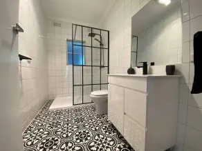 central 1940s Bendigo Home Hamptons Heritage Reno - Badeværelse