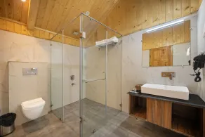 Echor Treehouse Retreat Tandi Jibhi - Salle de bain