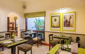 Home@F37 Kailash Colony Metro - Restaurant