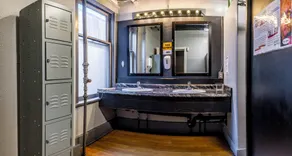 The Cambie Hostel Gastown - Bathroom