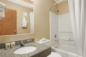Super 8 by Wyndham Massena NY - Badezimmer