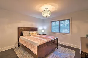 25 Mi to Nyc: Walkable Long Island Apt w/ Balcony - Interior