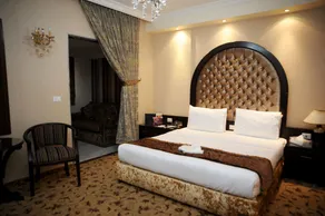 Queens Suite Hotel - Room